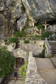 France, Var (83), France, Var (83), Plan-d'Aups-Sainte-Baume, parc naturel régional de la Sainte-Baume, massif de la Sainte-Baume, escalier du Chemin des Rois menant à la grotte sanctuaire de Sainte Marie-Madeleine et le calvaire à l'entrée du site