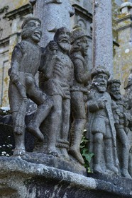 France, Finistère (29), étape sur le chemin de Saint Jacques de Compostelle, Saint-Thegonnec, le calvaire devant l'église dans l'enclos paroissial