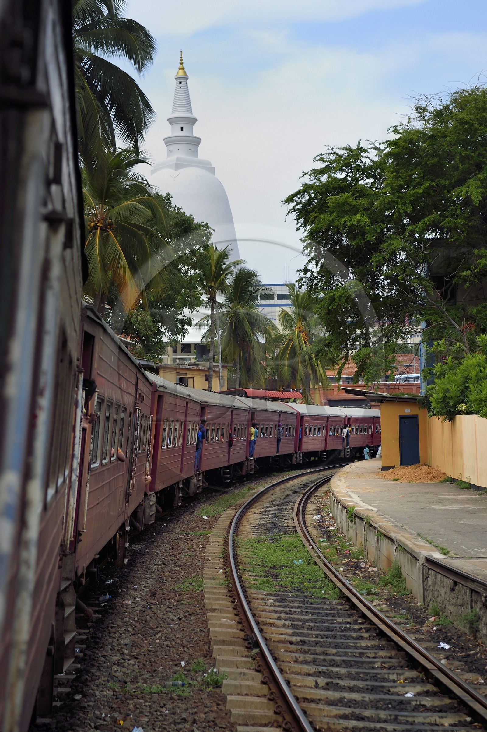 Sri Lanka, Province de l'Ouest, train de Galle à Colombo, le train roule arrive à Colombo