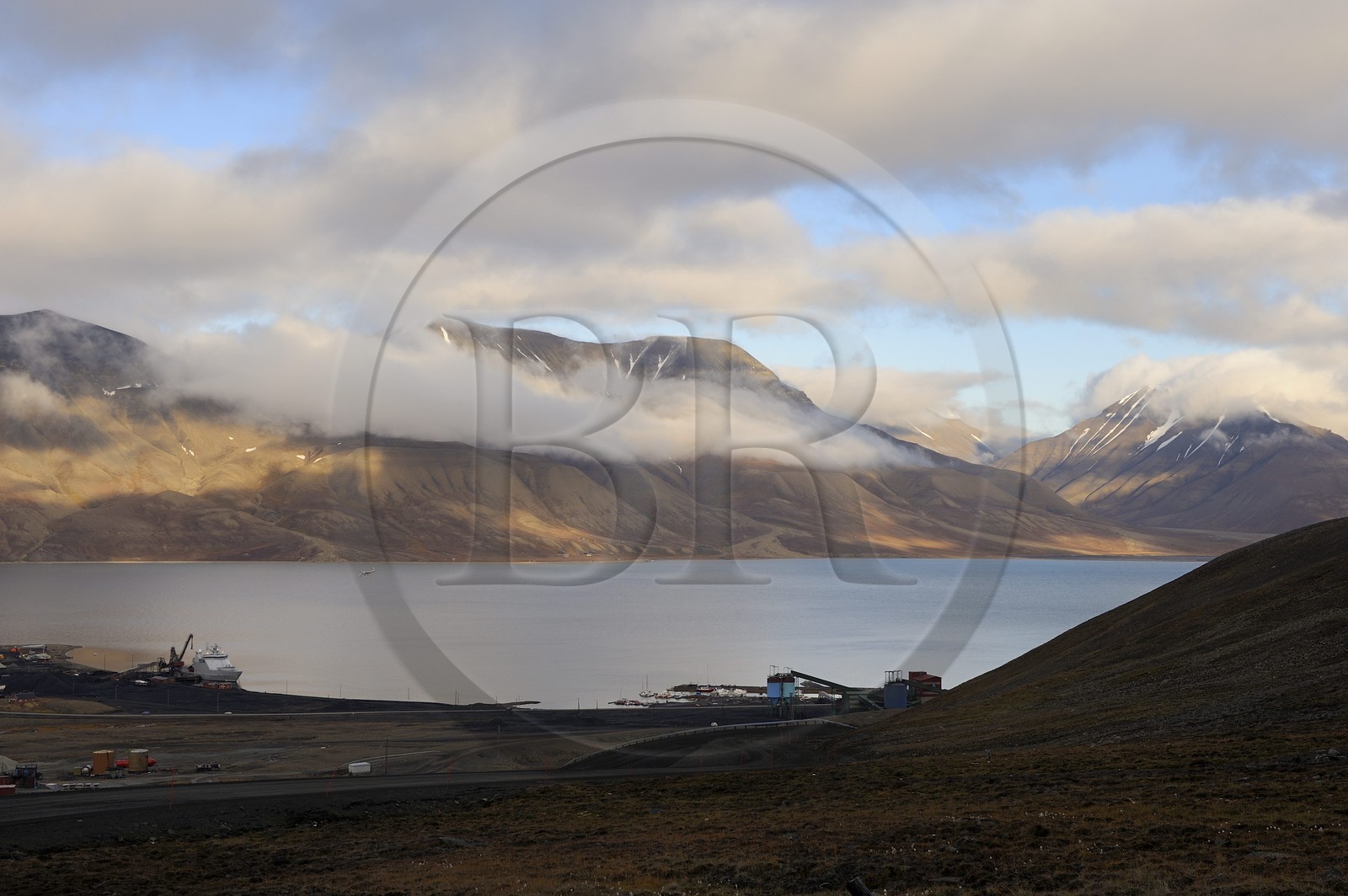 Norvège, Svalbard (Spitzberg), fjord de Longyearbyen, port minier de charbon
