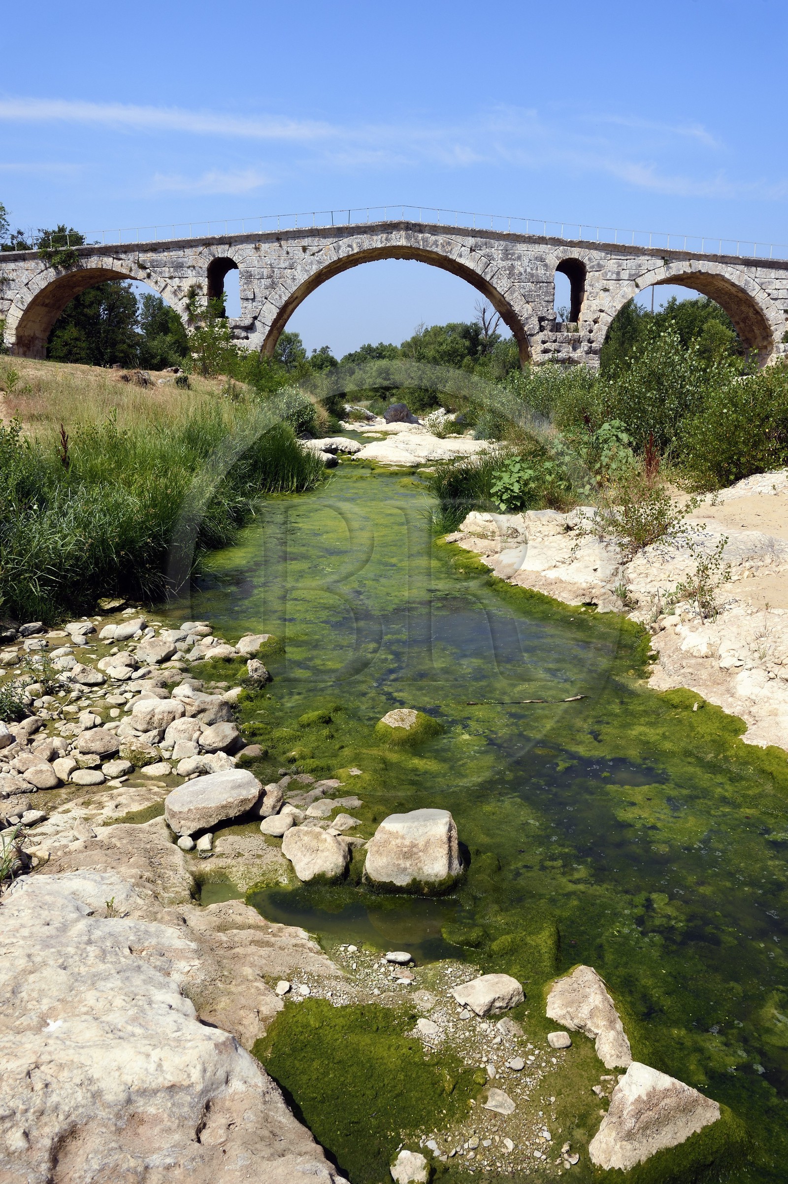 France, Vaucluse (84), Luberon, Bonnieux, le Pont Julien sur le Cavalon, pont romain du IIIe siècle avant JC sur la Via Domitia sur la veloroute du Calavon