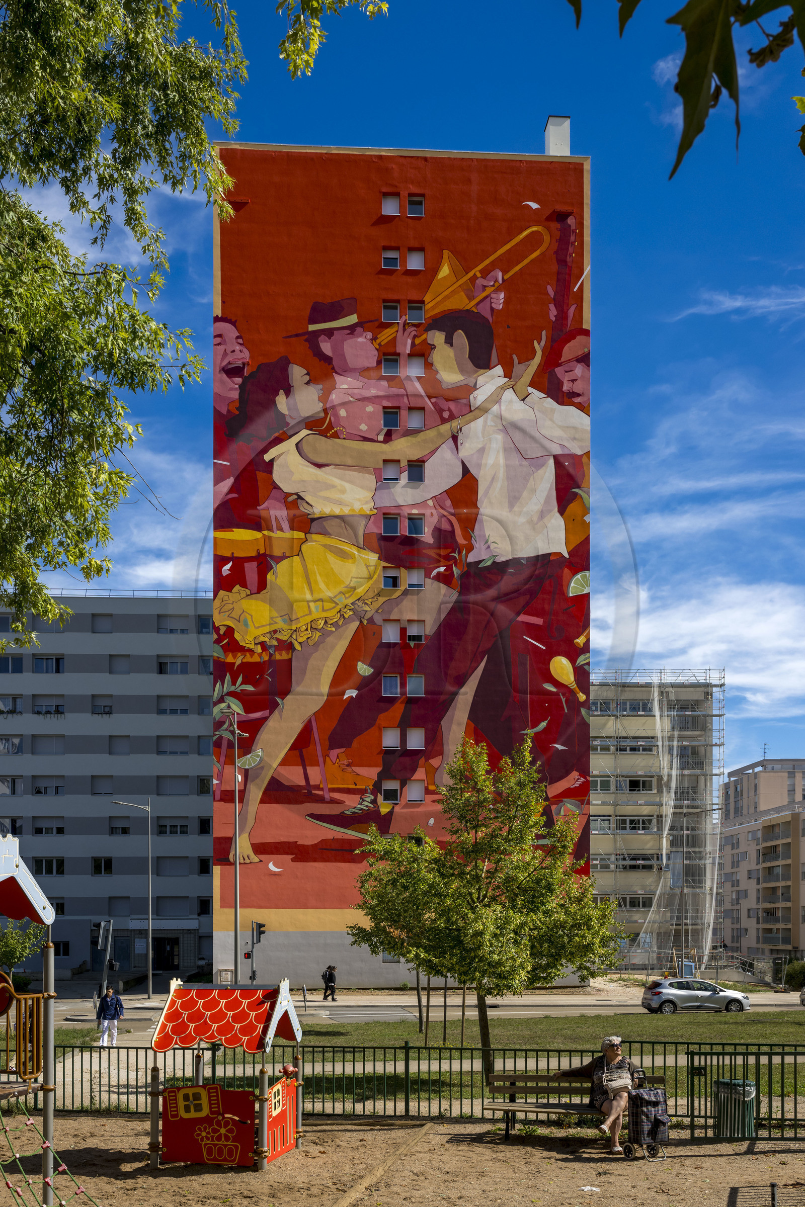 France, Côte-d'Or (21), Dijon, quartier Fontaine d’Ouche, fresque monumentale sur la façade d’un immeuble HLM avenue Édouard-Belin par le street artiste Difuz, alias Diego Konicheckis