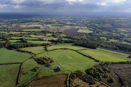 France, Côtes-d'Armor (22), chapelle Saint-Hervé au sommet du Menez Bré (vue aérienne)
