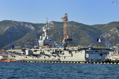 France, Var (83), Toulon, la base navale (Arsenal), le porte-avions à propulsion nucléaire Charles de Gaulle en rénovation de mi-vie