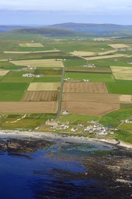 Royaume-Uni, Ecosse, Iles Orcades, Ile de Mainland, le Palais du comte (Earl's Palace) à St. Magnus House et fermes éparses dans les champs en bordure de mer à Birsay (vue aérienne)
