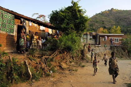Tanzanie, région de Morogoro, les Monts Uluguru, femmes et enfants dans un village aux alentours de l'ancien refuge allemand de Morningside