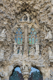 Espagne, Catalogne, Barcelone, quartier de l'Eixample, basilique de la Sagrada Familia de l'architecte du modernisme catalan Antoni Gaudi classée Patrimoine Mondial de l'UNESCO, façade de la Nativité, porte de la Charité, la mère de Dieu et saint Joseph avec Jésus venant de naitre