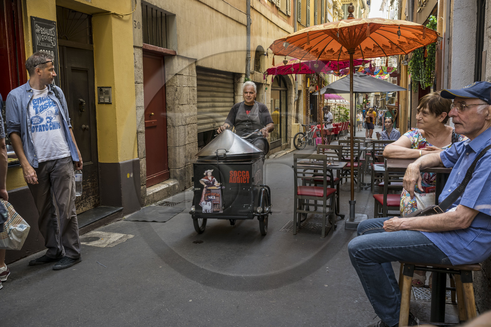 France, Alpes-Maritimes (06), Nice classée Patrimoine Mondial de l'UNESCO, le Vieux Nice, Robert vendeur et livreur de socca de Chez Theresa, galette à base de farine de pois chiche et spécialité de Nice