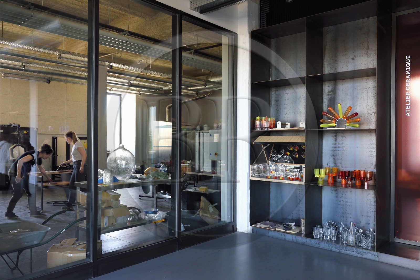 France, Charente (16), Cognac, Fondation d’Entreprise Martell, institution culturelle pluridisciplinaire (art, design et craft, architecture, musique, danse…), l'atelier des artisans verriers Laetitia Andrighetto et Jean-Charles Miot