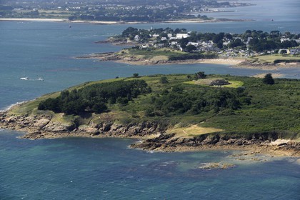 France, Morbihan, Gulf of Morbihan (Golfe du Morbihan), Rhuys peninsula, Arzon, Petit Mont cairn (aerial view)