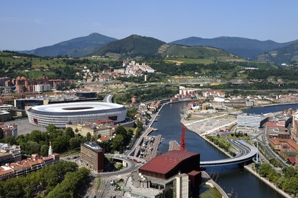 Espagne, Pays basque espagnol, Biscaye, Bilbao, le Stade San Mamés (2013) par l'architecte Norman Foster et le Palais Euskalduna (Palais des Congrès et de la Musique) à droite en bordure du Ria de Bilbao