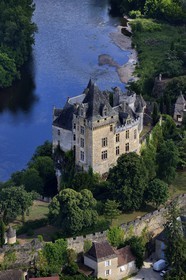 France, Dordogne (24), Périgord Noir, vallée de la Dordogne, Vitrac, le chateau de Montfort surplombant la Dordogne (vue aérienne)