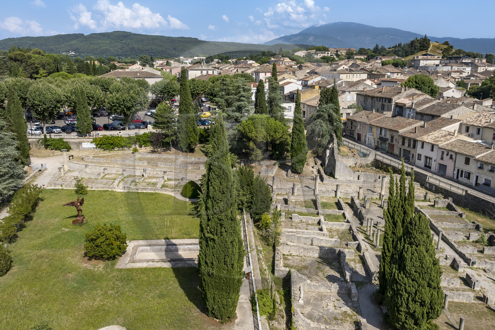 France, Vaucluse (84), Vaison-la-Romaine, site archéologique de la Villasse au coeur de la ville, le Mont Ventoux en arrière-plan (vue aérienne)