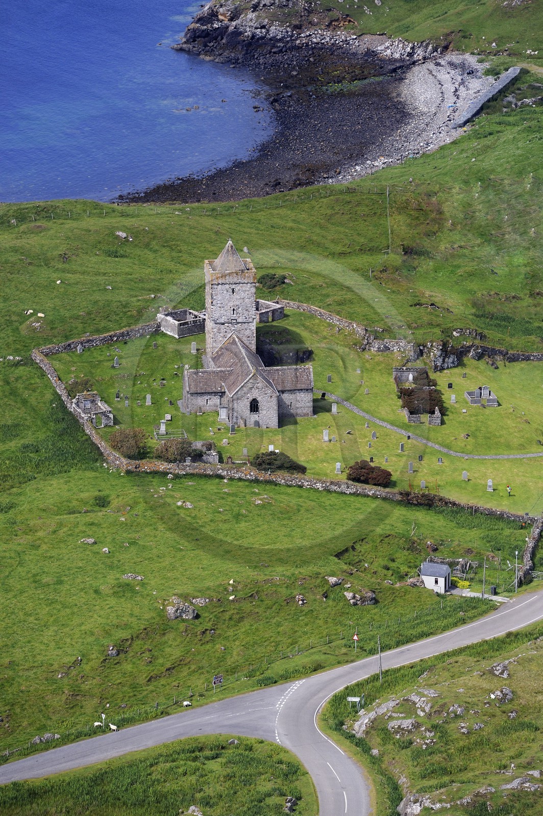 Royaume-Uni, Ecosse, Hébrides extérieures, Ile de Lewis et Harris, South Harris, Rodel, église médiévale et petit port (vue aérienne)