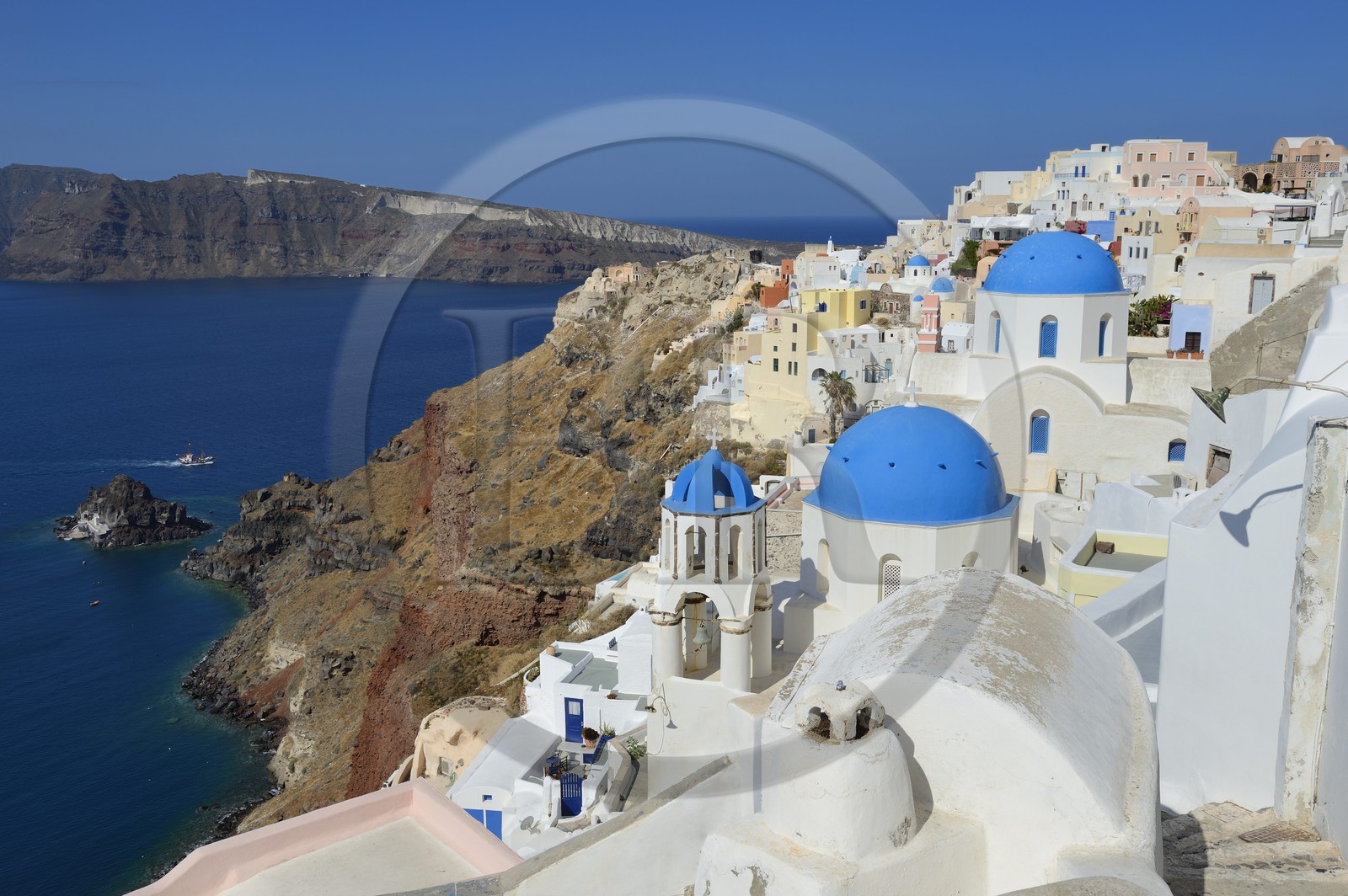 Greece, Cyclades, Aegean Sea, Santorini (Thira or Thera), the village of Oia overlooking the Caldera
