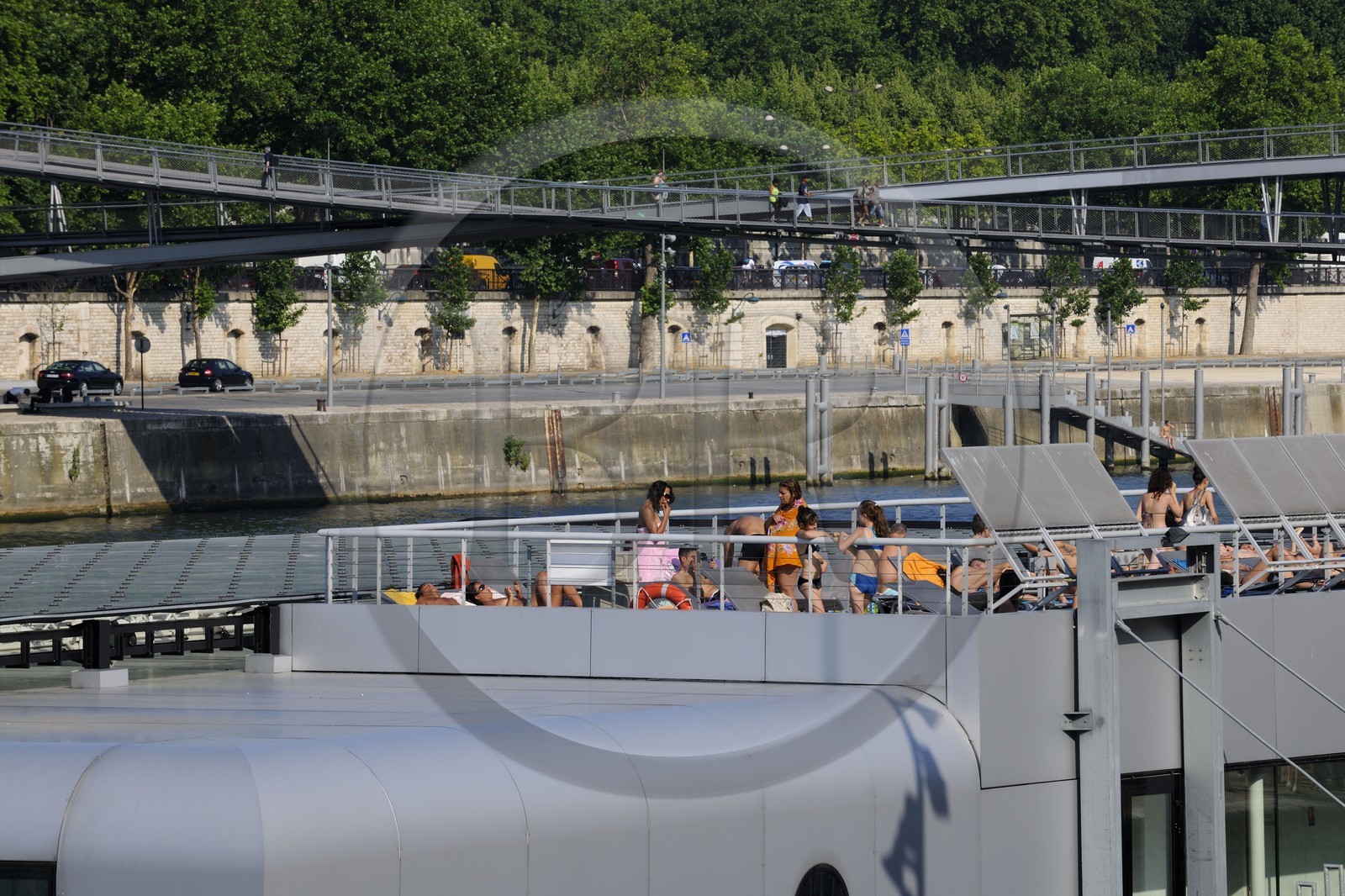 France, Paris (75), la piscine Joséphine Baker sur la Seine devant la Bibliothèque Nationale de France (BNF)