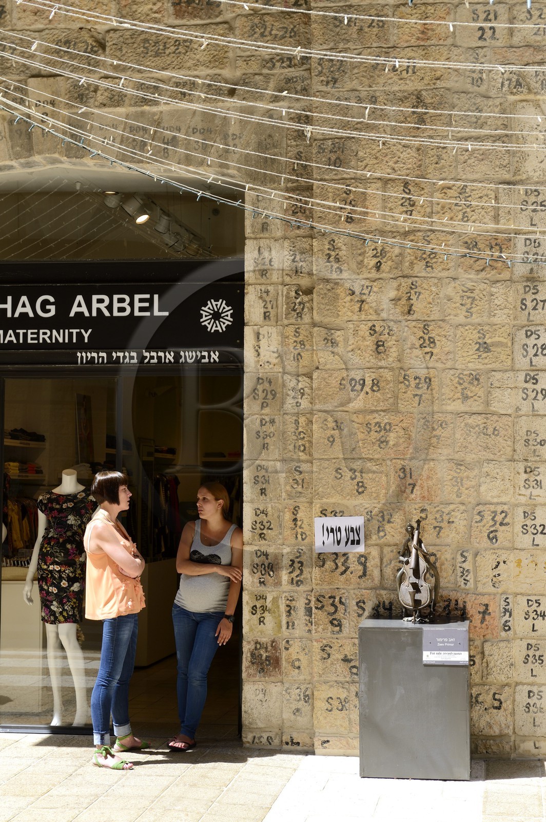 Israel, Jerusalem, centre commercial de luxe de la rue piétonne Mamilla dans la ville moderne, conçu par l'architecte israélien Moshe Safdie