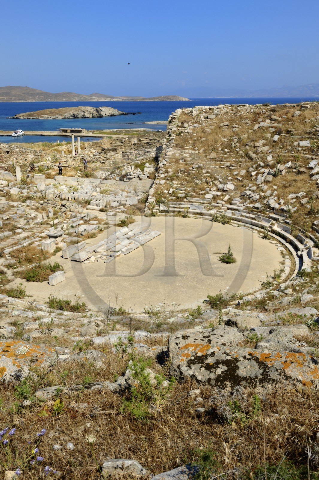 Grèce, île de Delos, classée Patrimoine Mondial de l'UNESCO, site archéologique de Délos, sanctuaire d'Apollon, la plus grande cité antique de la mer Egée, le théatre et le quartier du théatre