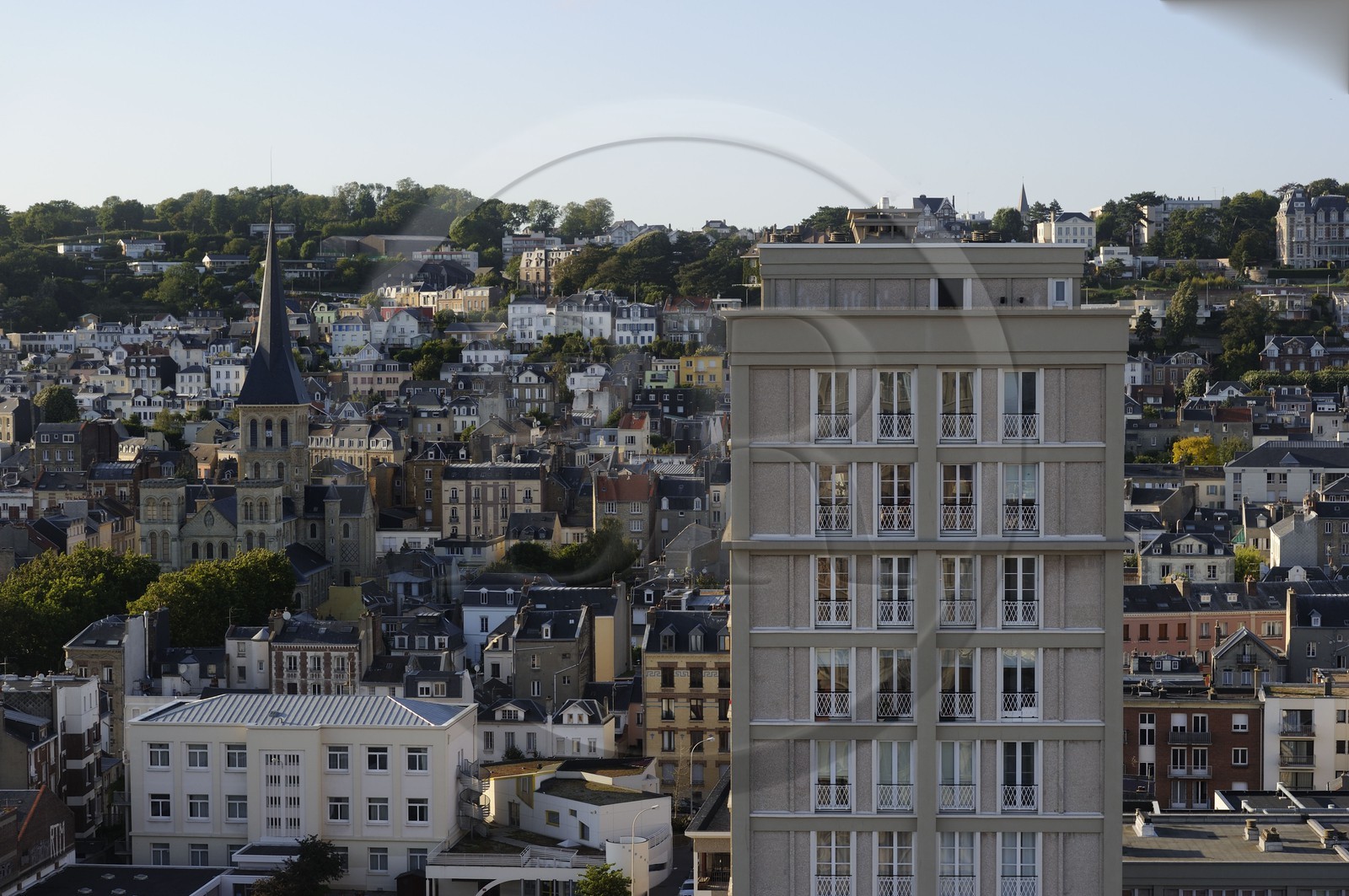 France, Seine-Maritime (76), Le Havre, Centre-ville reconstruit du Havre par Auguste Perret classé Patrimoine Mondial de l'UNESCO, immeubles Perret devant la commune de Sainte-Adresse