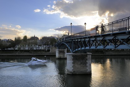 France, Val de Marne, the Marne riverside, joggers on the footbridge between Le Perreux-sur-Marne in the background and Bry-sur-Marne