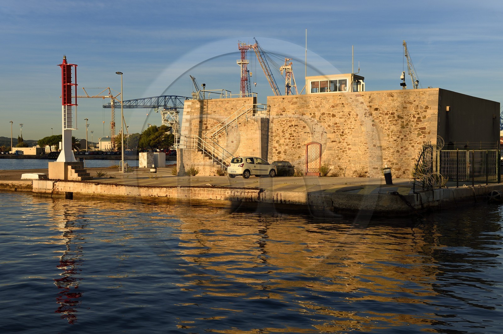 France, Var (83), Toulon, mur à la sortie du port qui reste la dernière trace du bagne de Toulon
