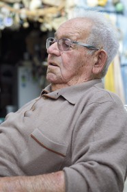 France, Haute-Corse (2B), Bastia, quartier de Terra-Vecchia, réunion d'anciens pêcheurs devant leur QG sur le Vieux-Port, Francois Tarallo, ancien pêcheur professionnel né en 1927