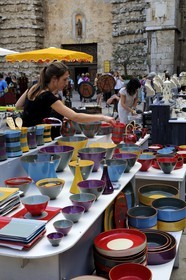 France, Var (83), Provence Verte, Saint-Maximin-la-Sainte-Baume, le marché de poteries et céramiques