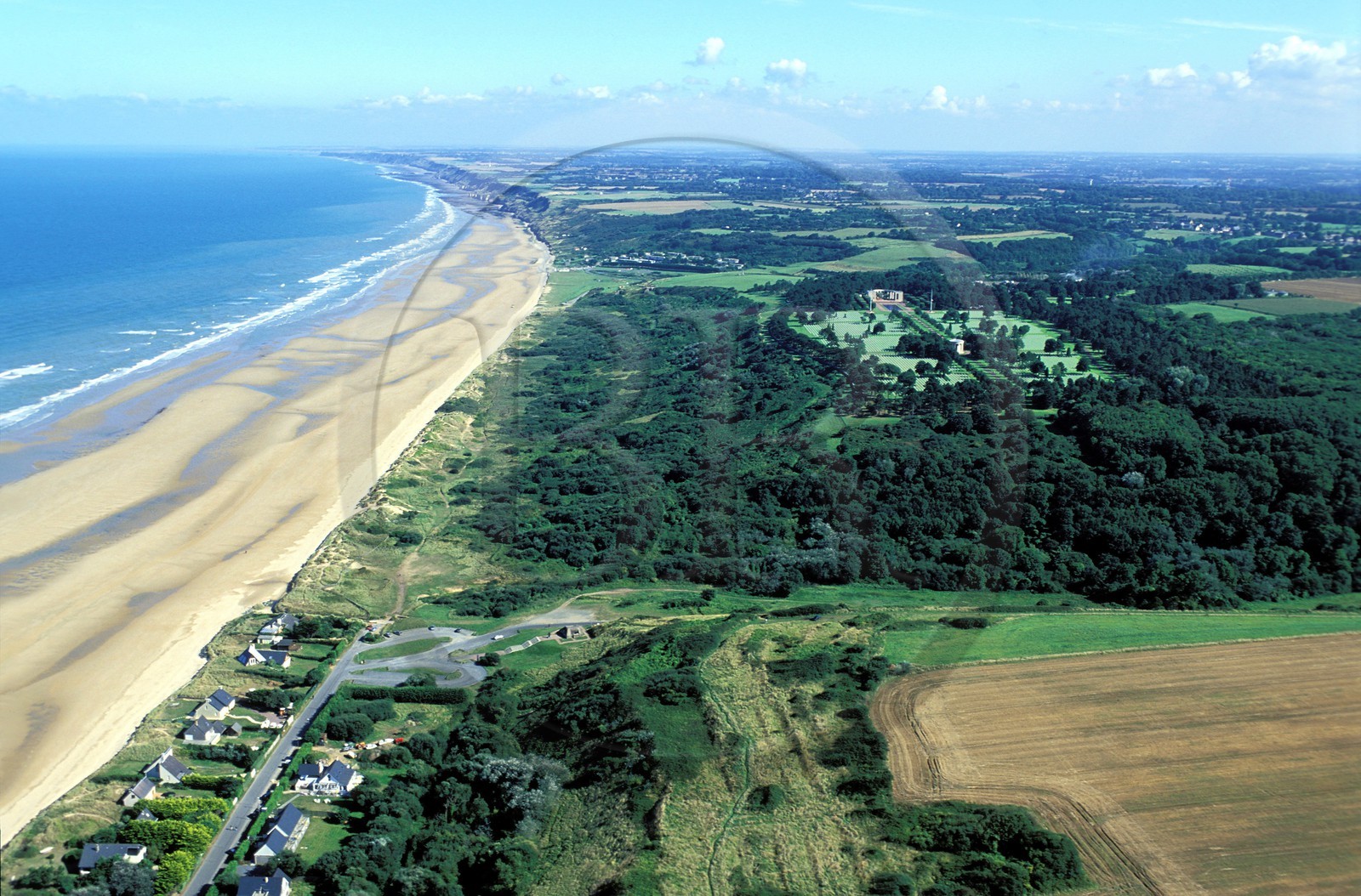 France, Calvados (14), Omaha Beach, une des plages du débarquement de la Seconde Guerre Mondiale, cimetière militaire U.S. (vue aérienne)