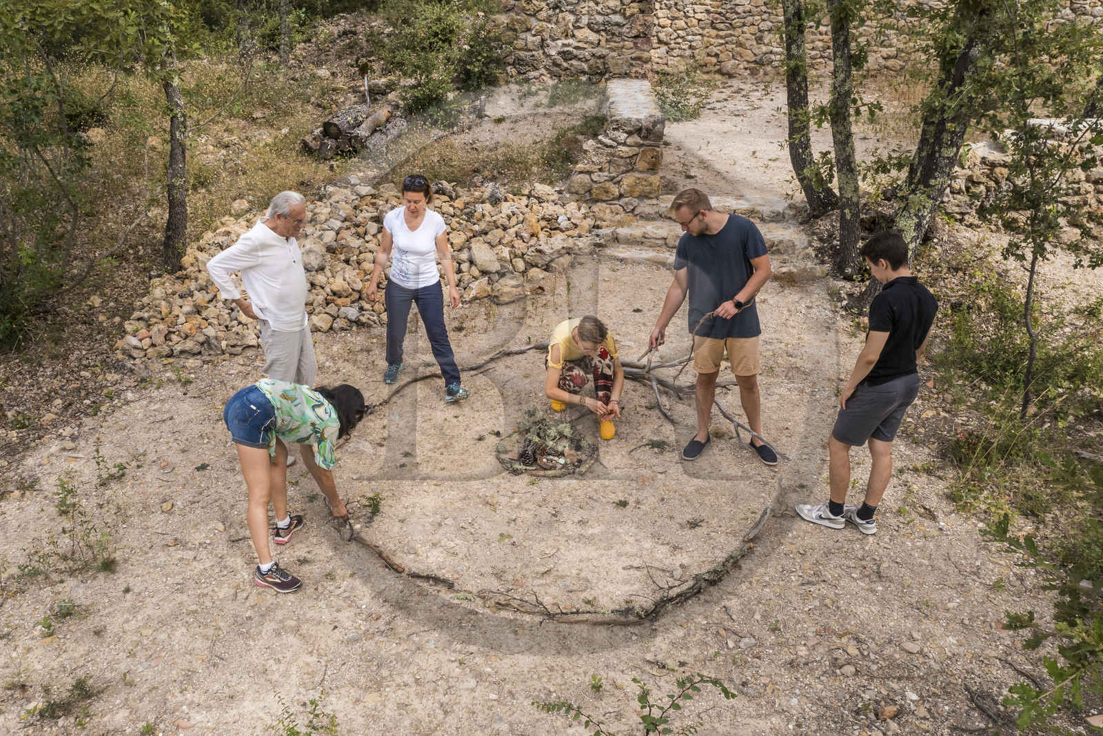 France, Var (83), Provence Verte, Bras, Académie du Bain de Forêt Provençale, forêt du domaine Le Peyrourier - une campagne en Provence, Constanze Coisne guide le Shinrin Yoku (vue aérienne)