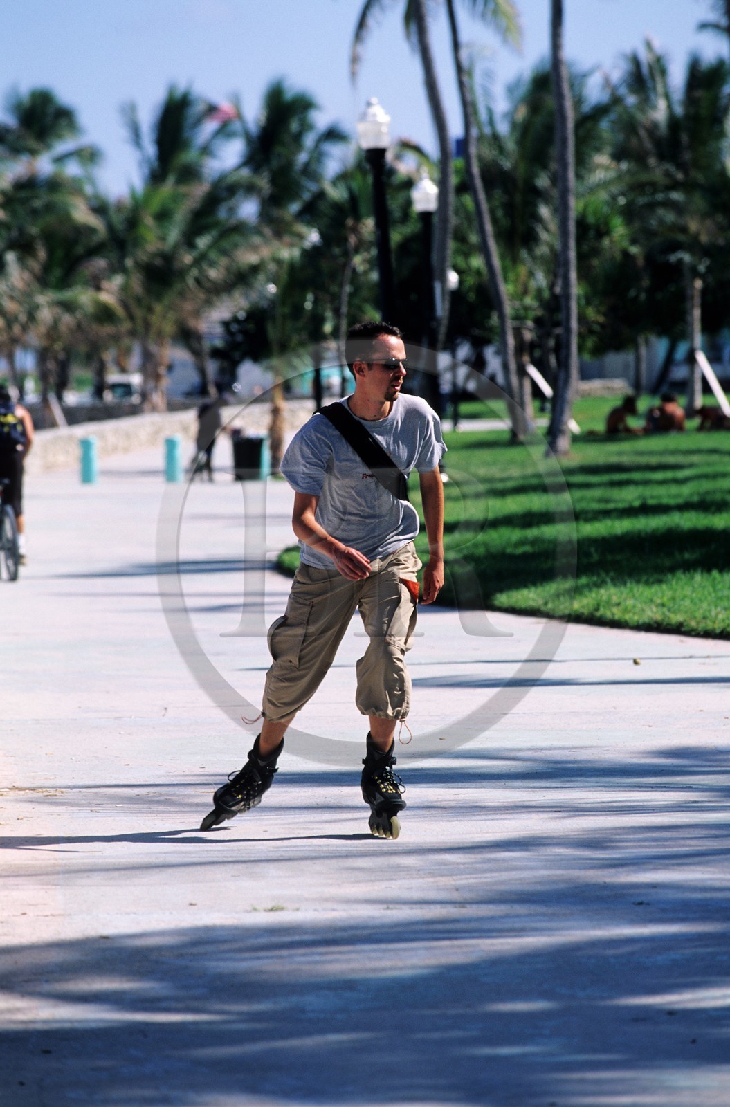 Etats-Unis, Floride, Miami Beach, homme faisant du rollerblade sur Ocean drive