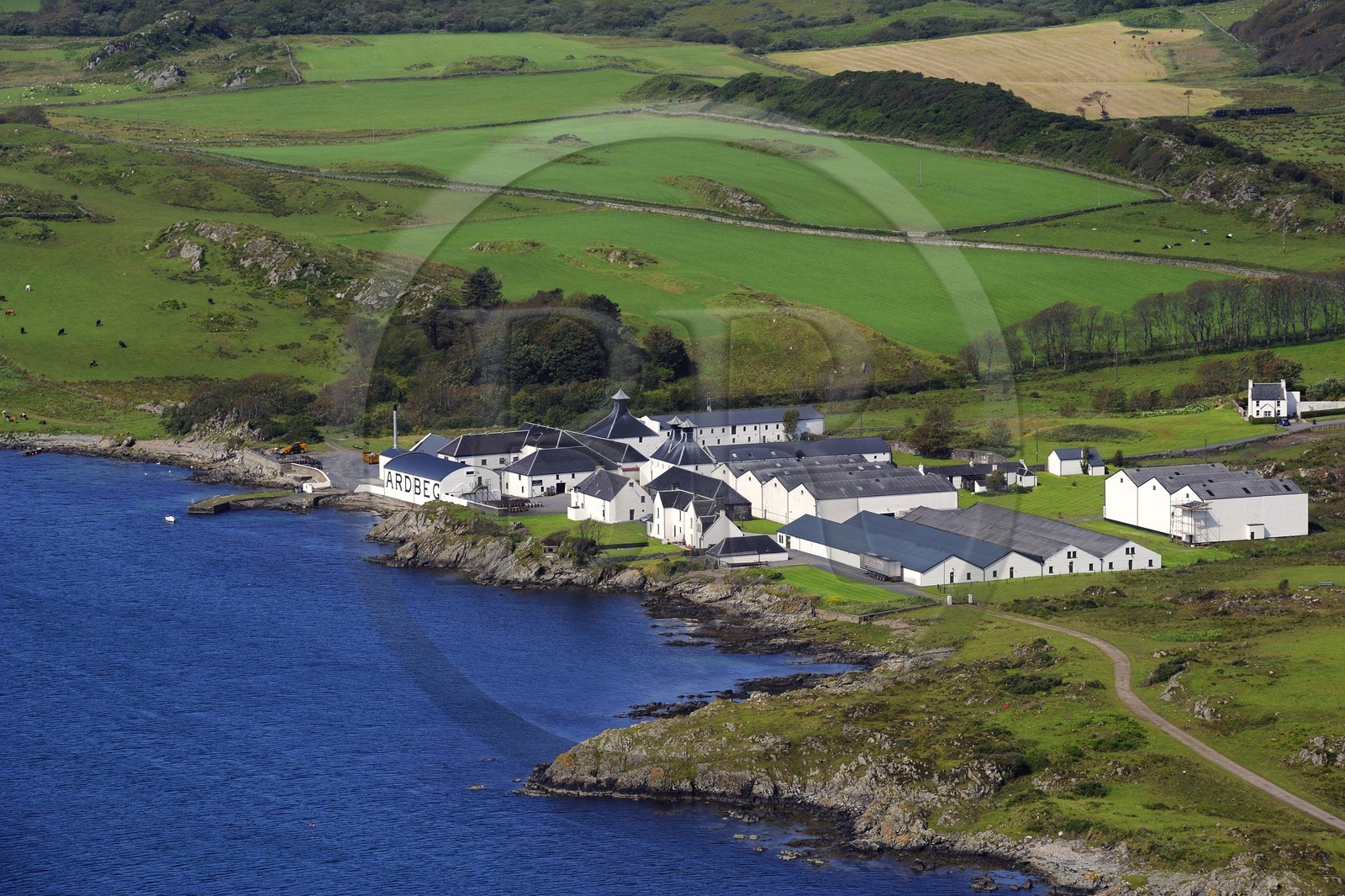 Royaume-Uni, Ecosse, Hébrides intérieures, Ile de Islay, Port Ellen, distillerie de whisky Ardbeg (vue aérienne)