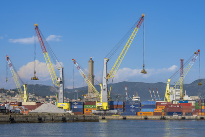 Italie, Ligurie, Gênes, le terminal conteneur du port de commerce et le phare de la Lanterna en arrière plan
