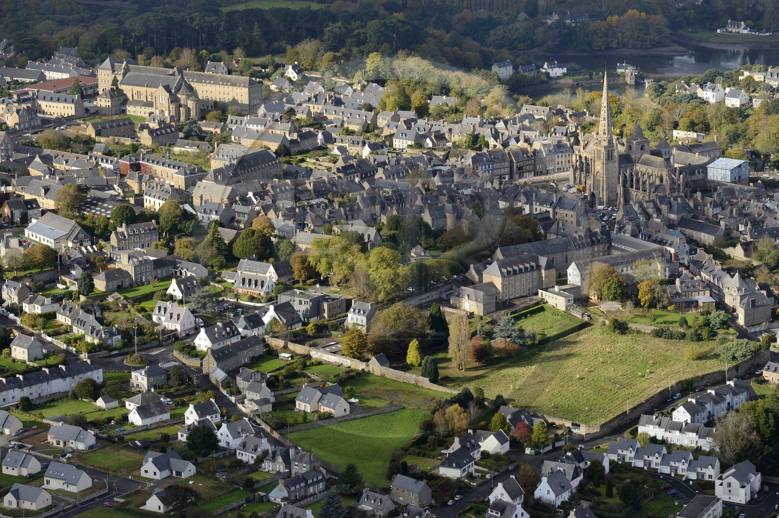 France, Côtes-d'Armor (22), Tréguier, Cathédrale Saint-Tugdual (vue aérienne)