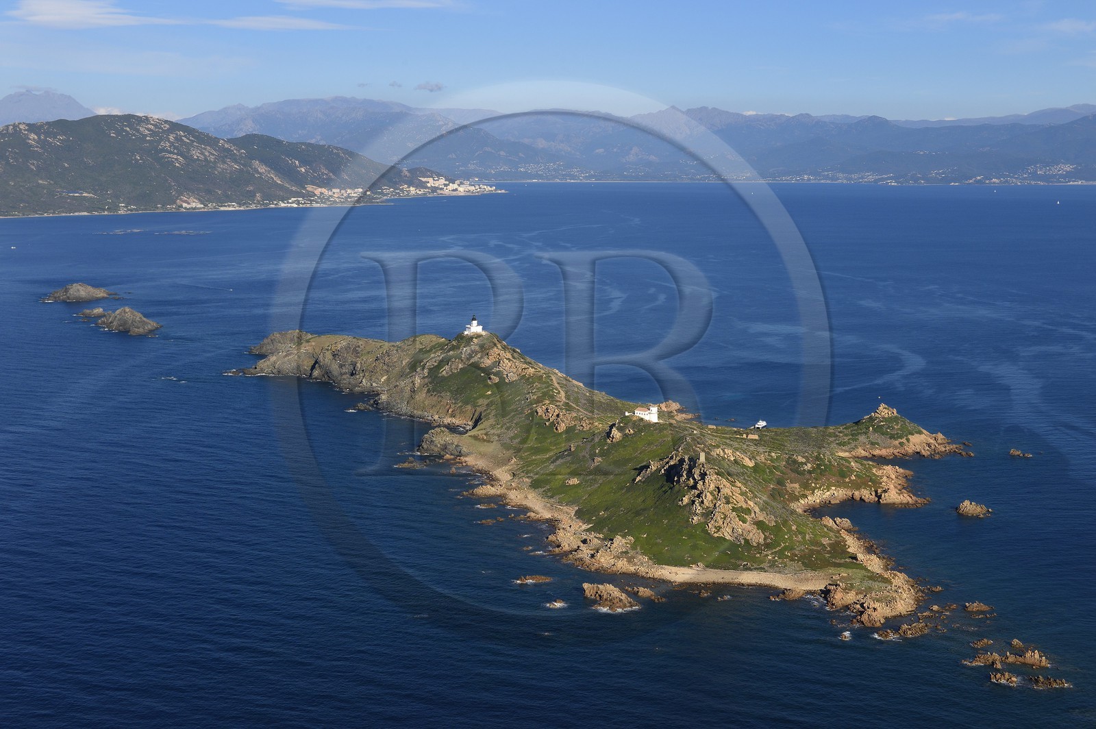 France, Corse-du-Sud (2A), Golfe d'Ajaccio, Pointe de la Parata, Iles Sanguinaires, Ile de Mezzu mare et son phare (vue aérienne)