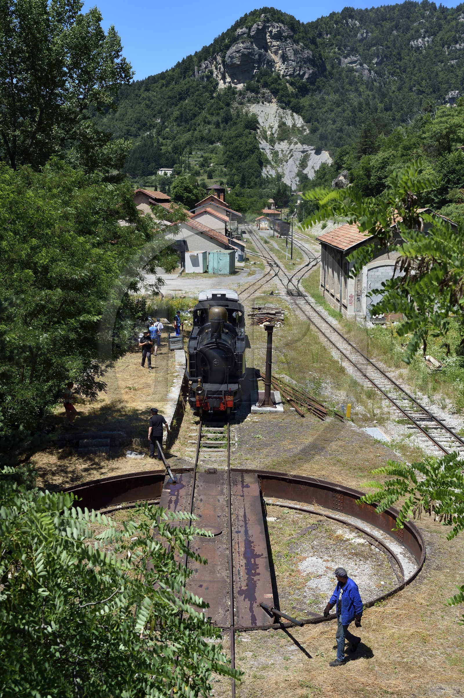 France, Alpes-de-Haute-Provence (04), Annot, le Train des Pignes, manoeuvre de retournement de la locomotive sur le pont tournant