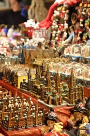 France, Bas-Rhin (67), Strasbourg, vieille ville classée Patrimoine Mondial de l'UNESCO, marché de Noël (Christkindelsmarik) de la place Broglie, miniatures de la Cathédrale Notre Dame