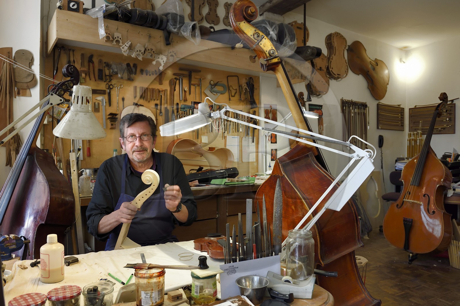 France, Dordogne (24), Périgord Blanc, Périgueux, le luthier Damien Florio dans son atelier de la rue Aubergerie