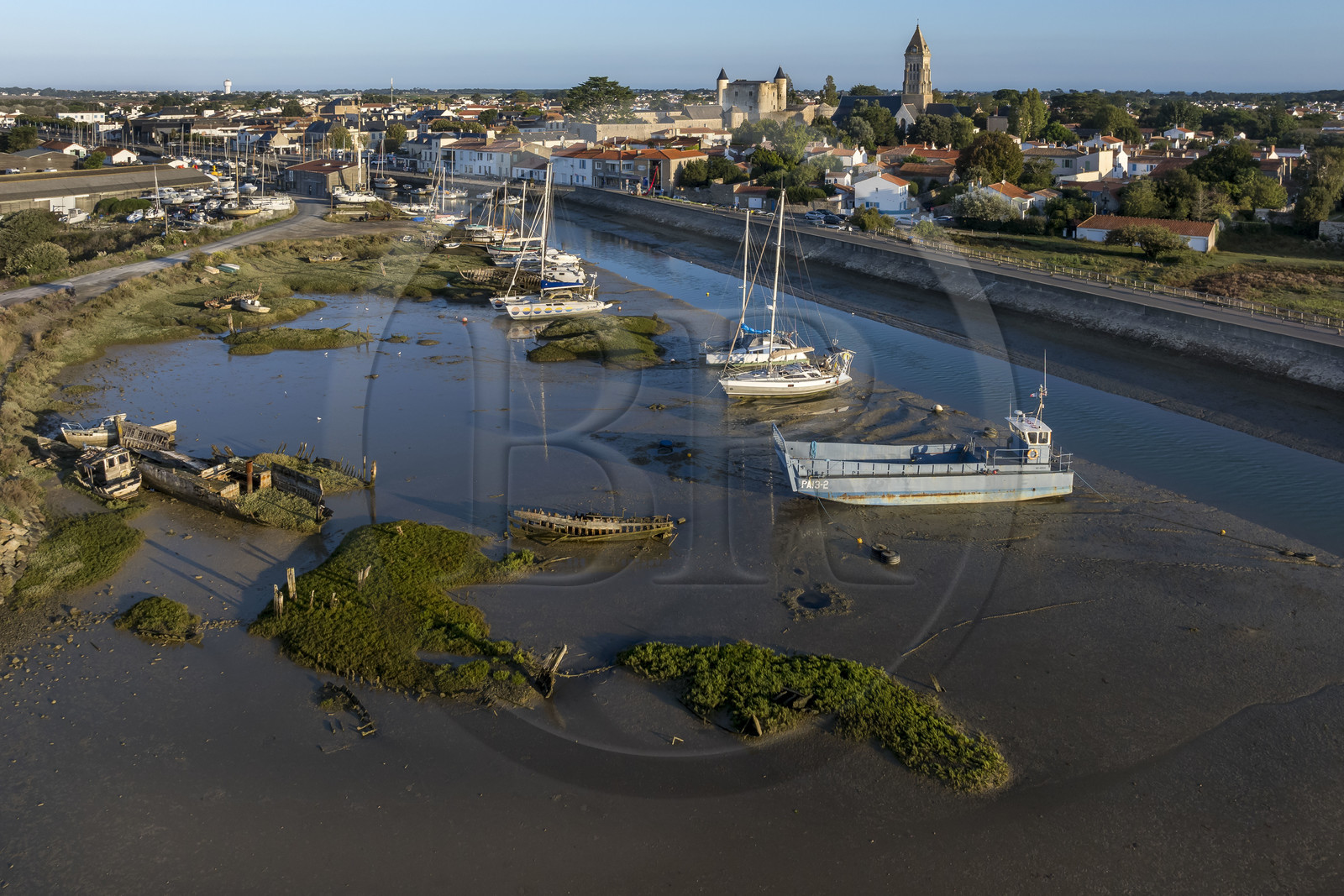 France, Vendée (85), Ile de Noirmoutier, Noirmoutier-en-l'Ile, cimetière de bateaux en bordure du canal d'accès au port et de la chaussée Jacobsen (vue aérienne)