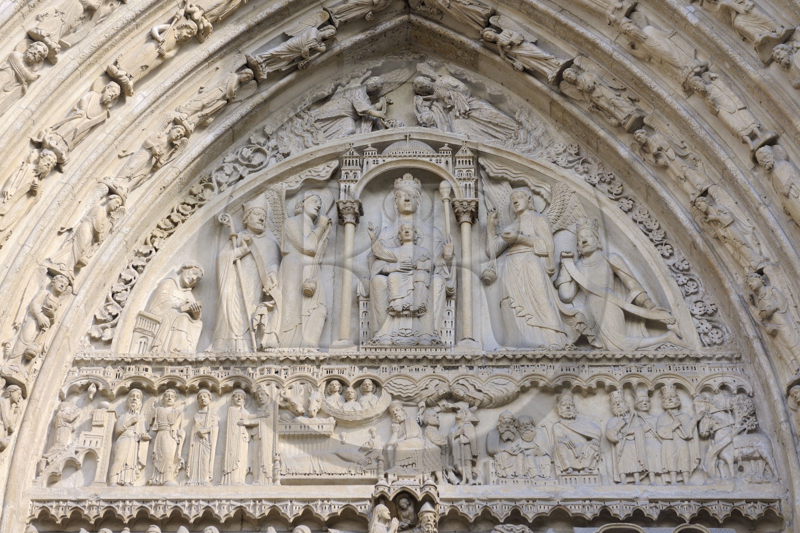 France, Paris (75), île de la Cité, la cathédrale Notre-Dame, portail Sainte-Anne, la Vierge présente son fils aux fidèles, l’évêque est debout et le roi à genoux, le roi est donc sous l’autorité spirituelle de l’évêque