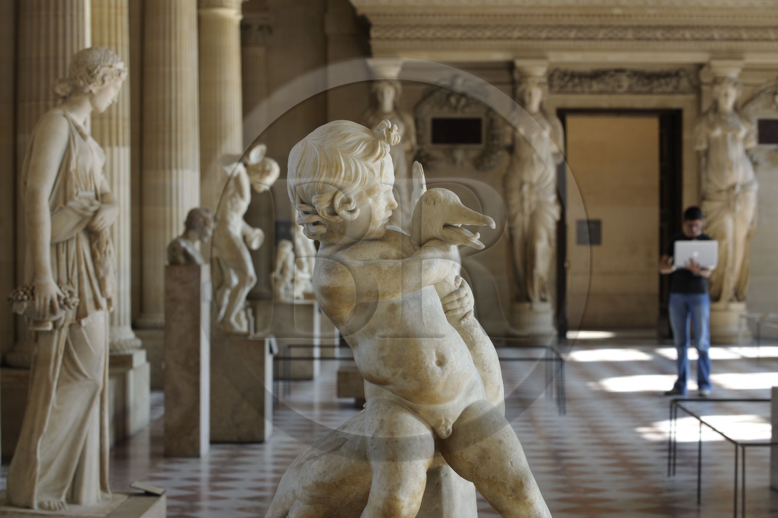 France, Paris (75), musée du Louvre, la salle des Caryatides dans le département des antiquités grecques et romaines