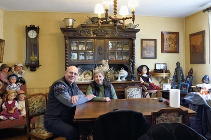 France, Bas-Rhin (67), Schiltigheim, Pierre et Geneviève Zaehringer dans leur maison
