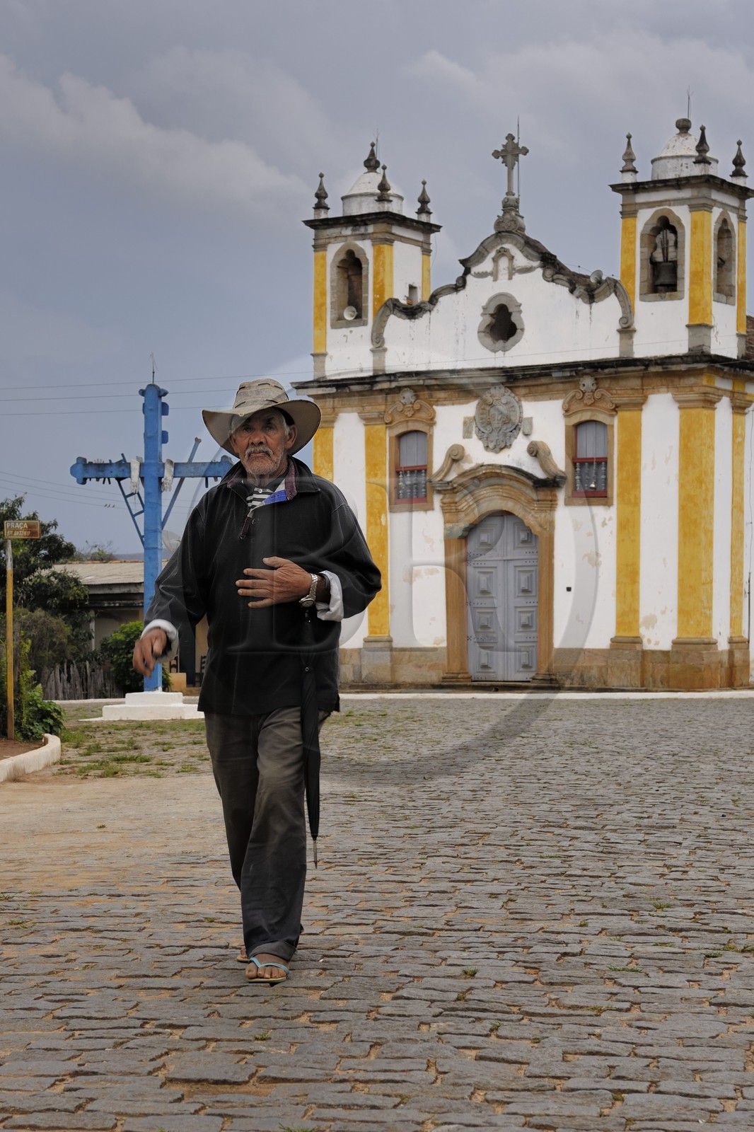 Brésil, Etat du Minas Gerais, village de Itatiaia, homme devant l'église (Route de l'or, Estrada Real)