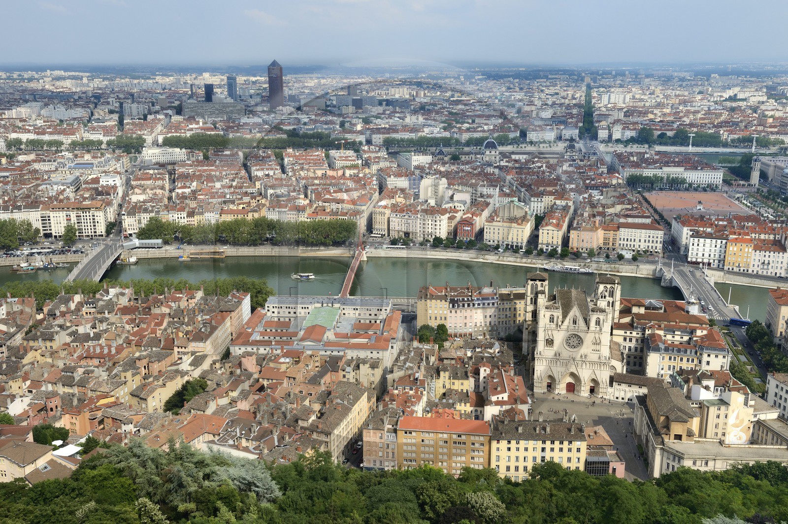 France, Rhône (69), Lyon, site historique classé Patrimoine Mondial de l'UNESCO, Vieux Lyon, la cathédrale (primatiale) Saint Jean et la place Bellecour dans le quartier de la Presqu'Ile en arrière plan
