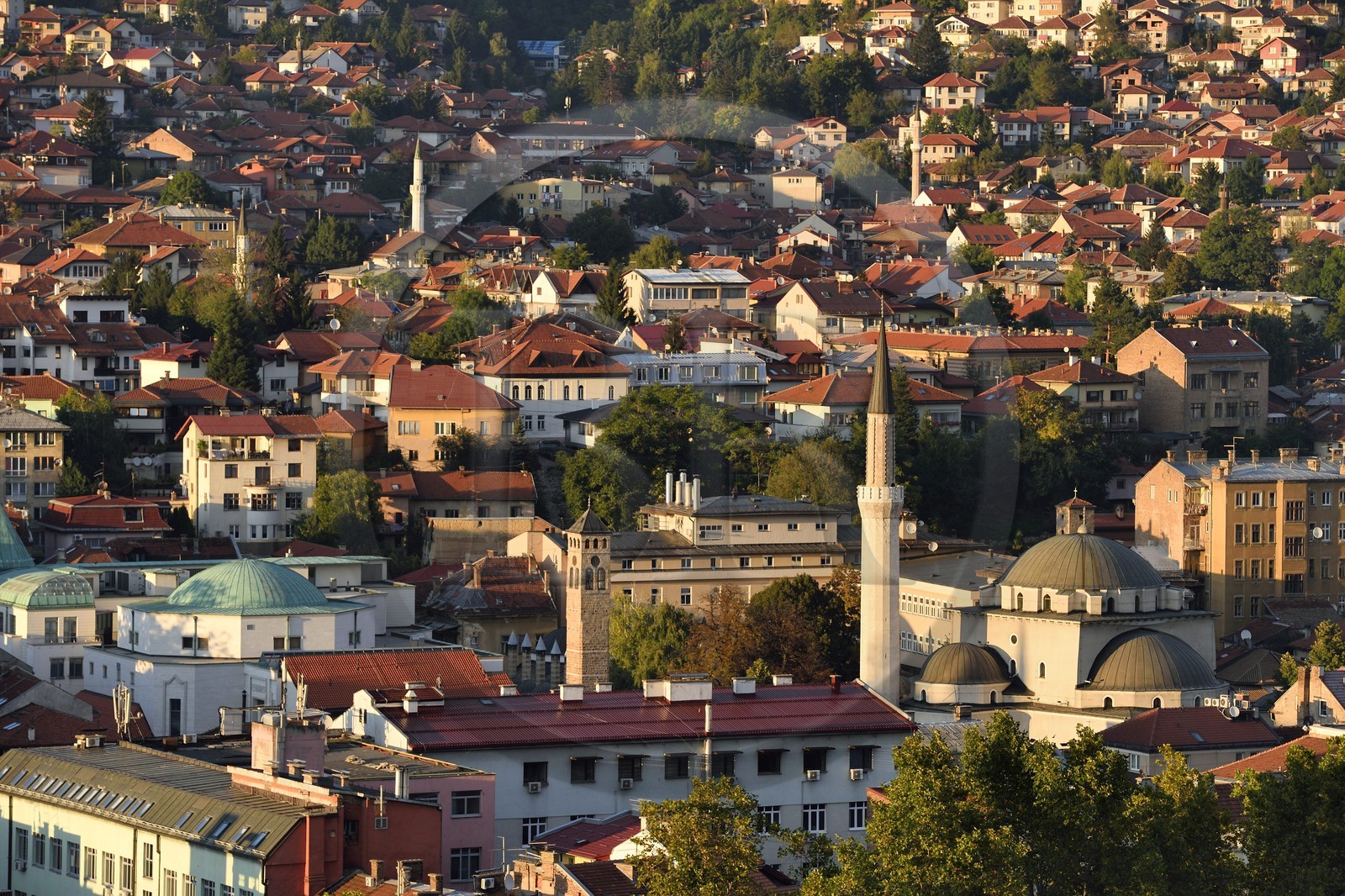 Bosnie-Herzégovine, Sarajevo, quartier de Bascarsija dans la vieille ville, la Mosquée de Gazi Husrev-beg (Gazi Husrevbegova dzamija en bosniaque) et la Tour de l'horloge