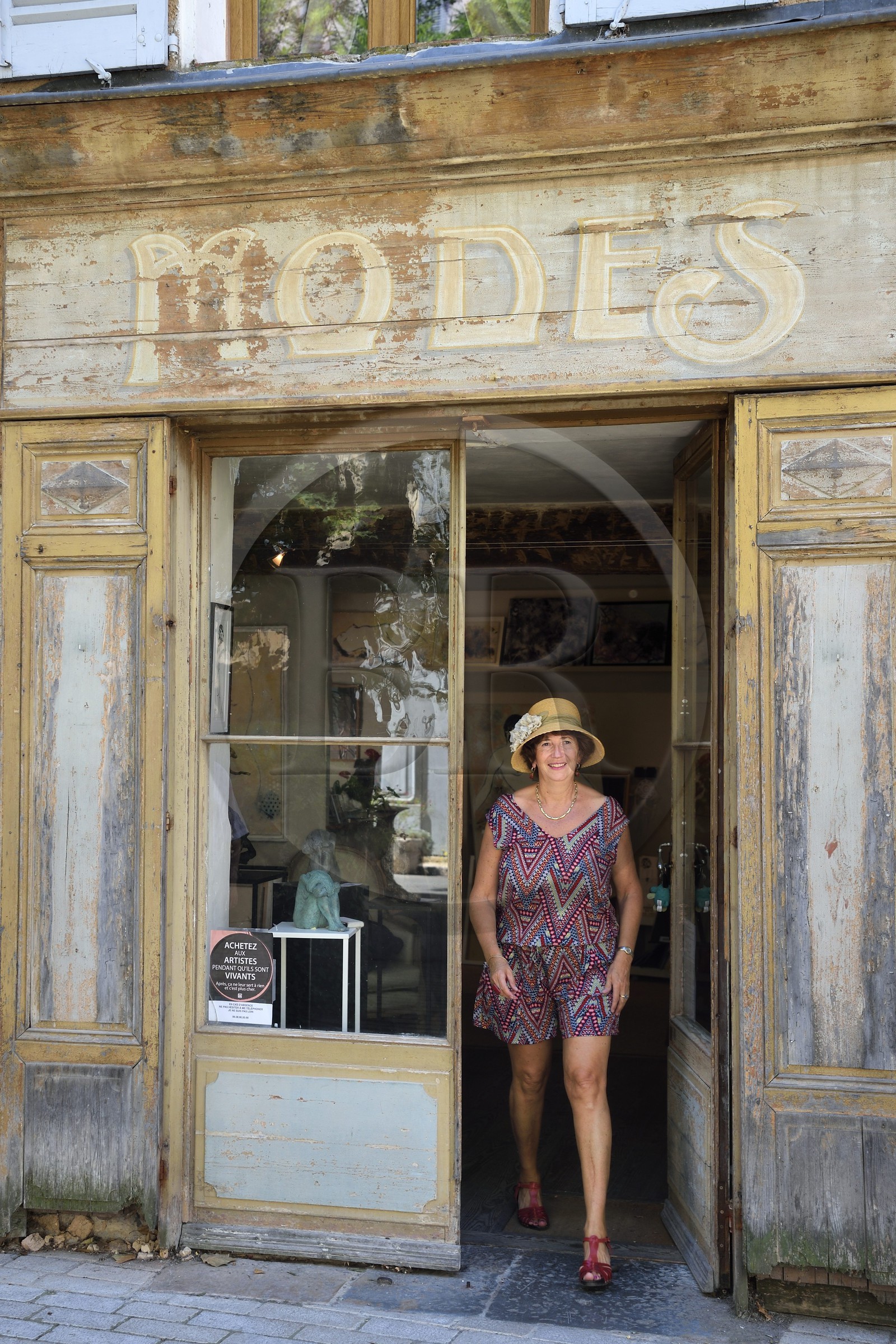 France, Var (83), Provence Verte, Cotignac, l'artiste peintre Corinne Vue devant son atelier galerie
