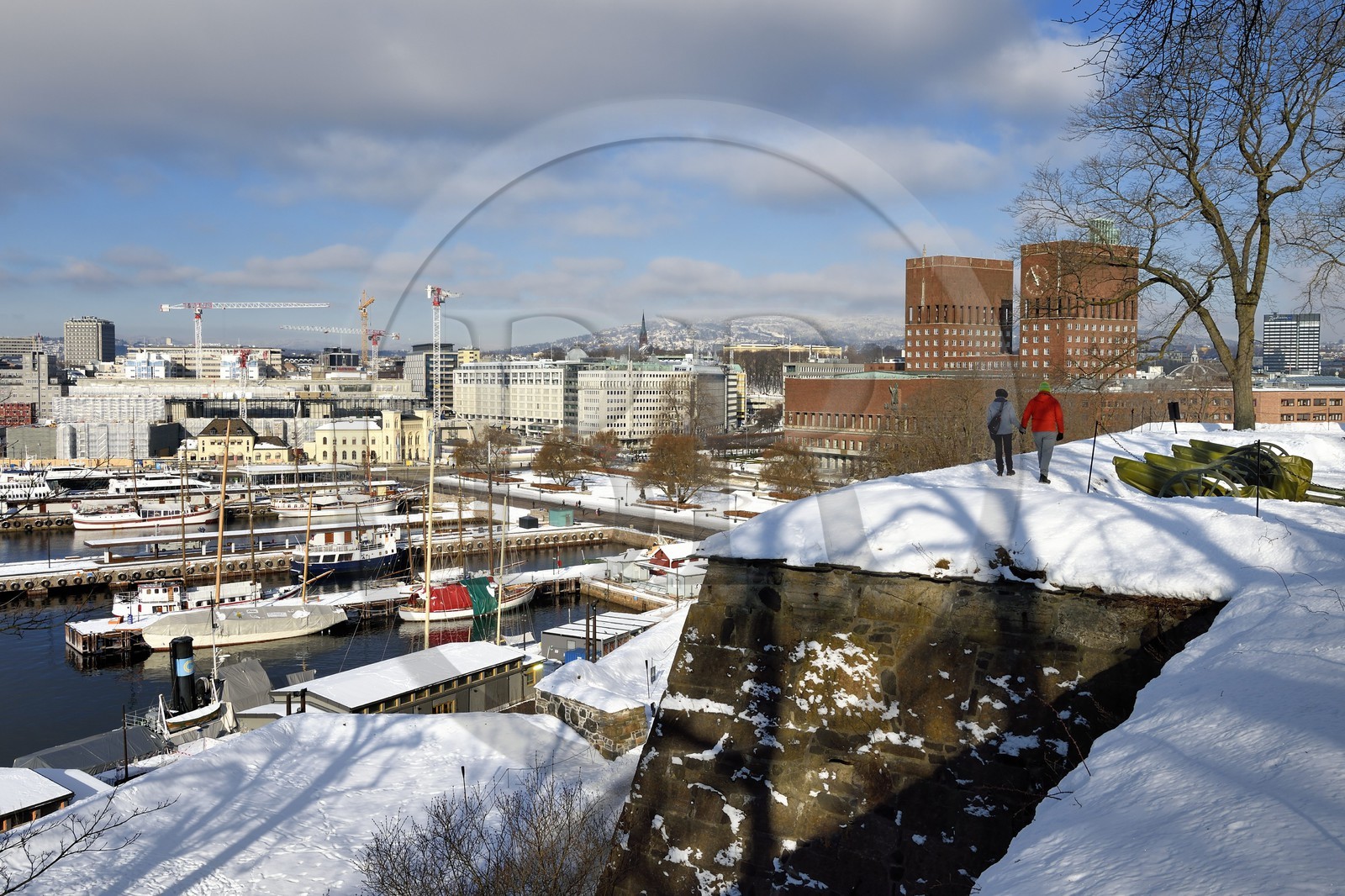 Norvège, Oslo, le port et l'hotel de ville (Radhuset) vu depuis les remparts de la citadelle d'Akershus sous la neige