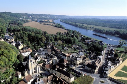 France, Val-d' Oise (95), parc naturel régional du Vexin français, La Roche-Guyon, labellisé Les Plus Beaux Villages de France, château face à la Seine