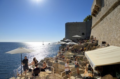 Croatie, Dalmatie, cote dalmate, Dubrovnik, centre historique classé Patrimoine Mondial de l'UNESCO, terrasse de café au pied des remparts coté mer