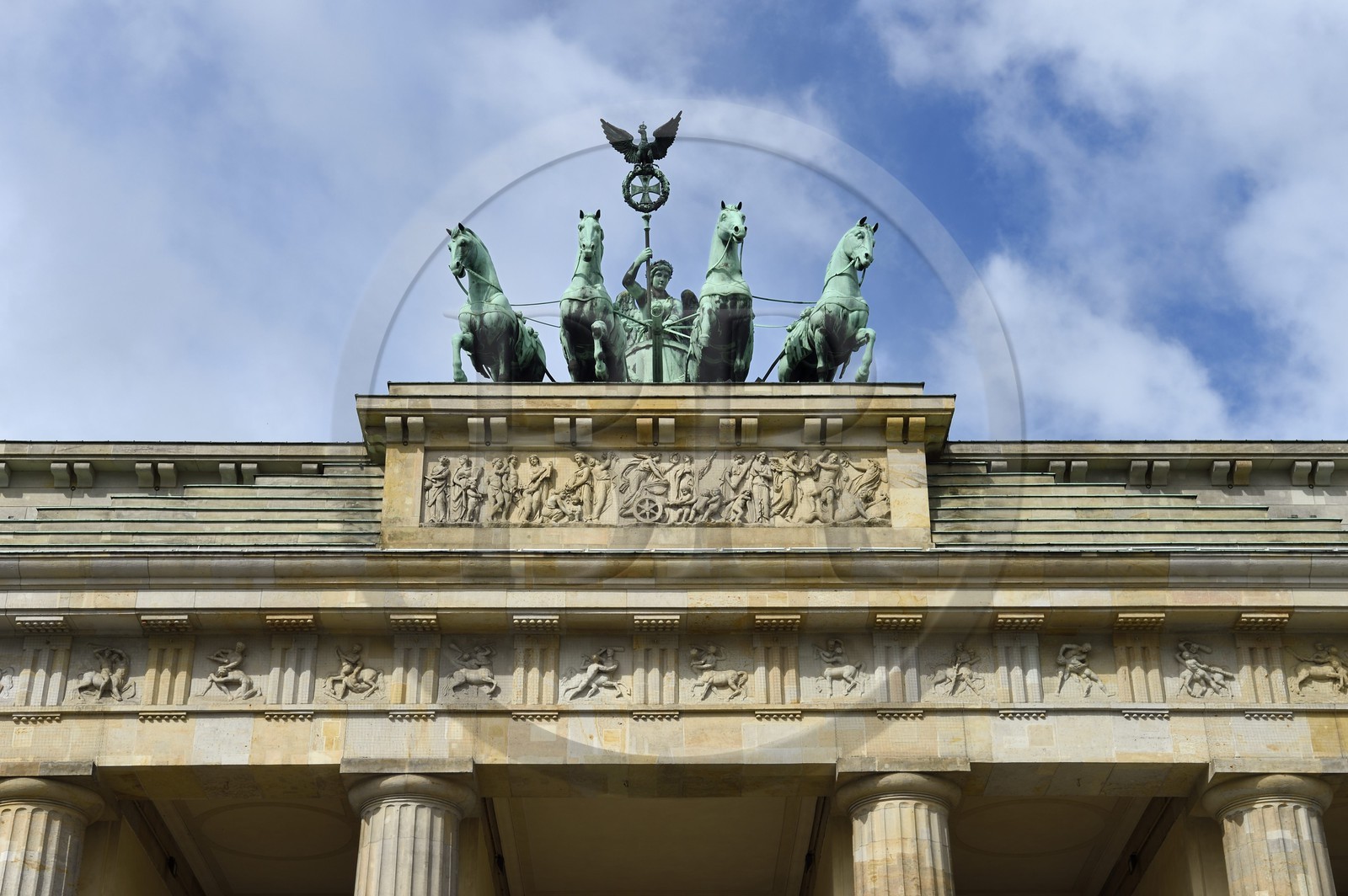 Allemagne, Berlin, Porte de Brandebourg sur l'avenue Under den Linden