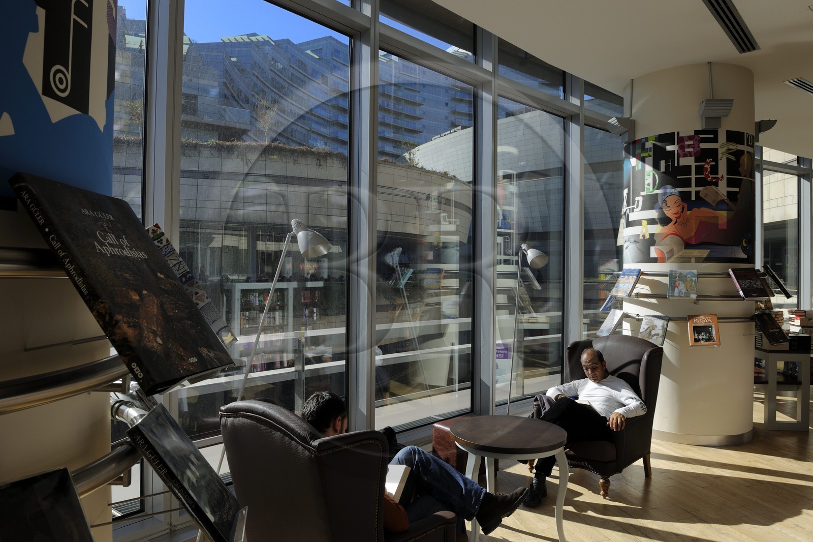 Turquie, Istanbul, le centre commercial Canyon (Kanyon Alişveriş Merkezi), une réalisation des cabinets d'architectes Jerde Partnership de Los Angeles et Tabanlioglu d'Istanbul, librairie D&R